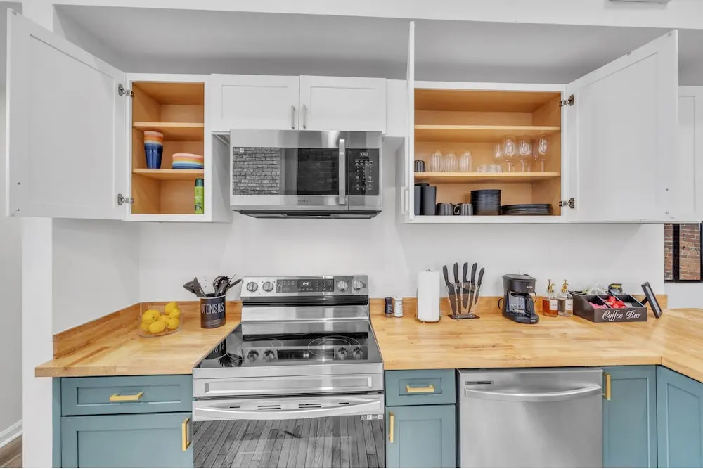 2 King/3 Bath, Toddler Friendly, Free Parking/laundry 2 Bedroom Duplex by Redawning