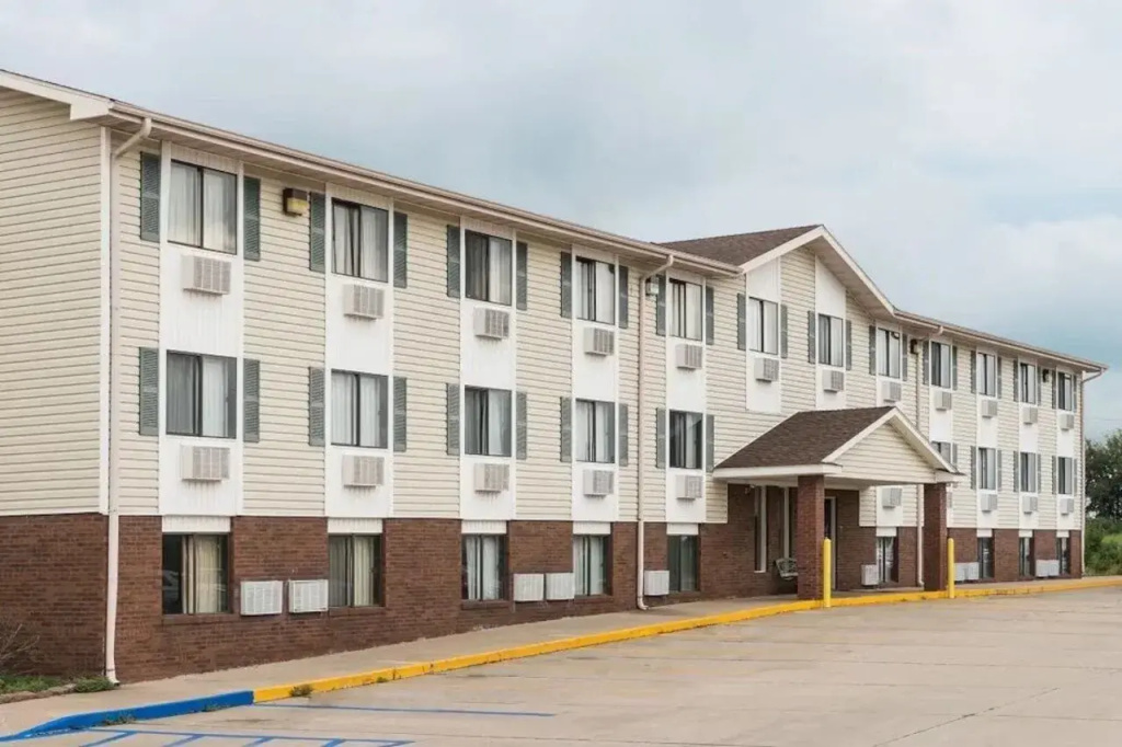 Super 8 by Wyndham Kingdom City