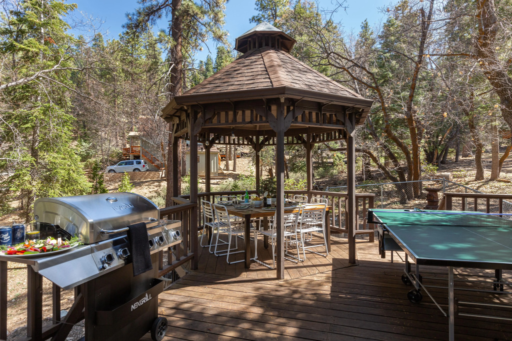 Turtlebear by Avantstay Gazebo Dining + Table Tennis National Forest Backyard + Mins to Snow Summit Turtlebear