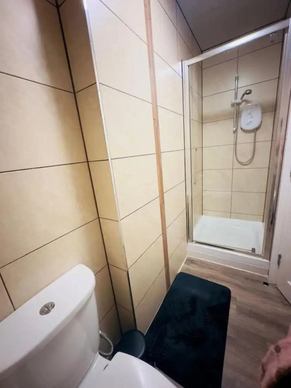Spacious 6-bedroom Terraced House Sleeps 8 Near City Centre