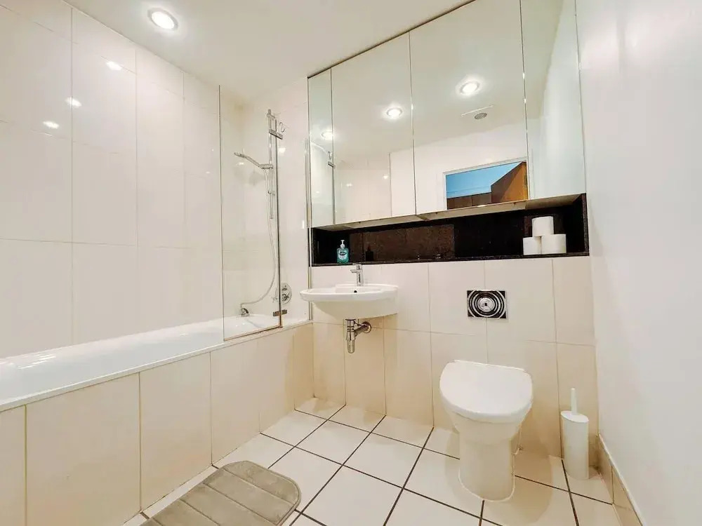 Londonaprt/sleeps6/gym/waterfront/wifi