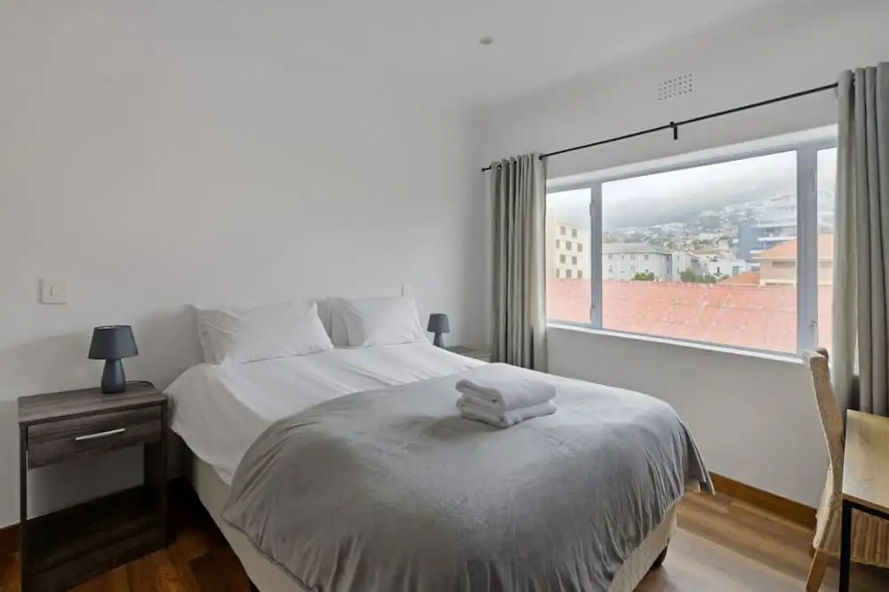 Charming 2-bed Sea Point Retreat Mountain Views