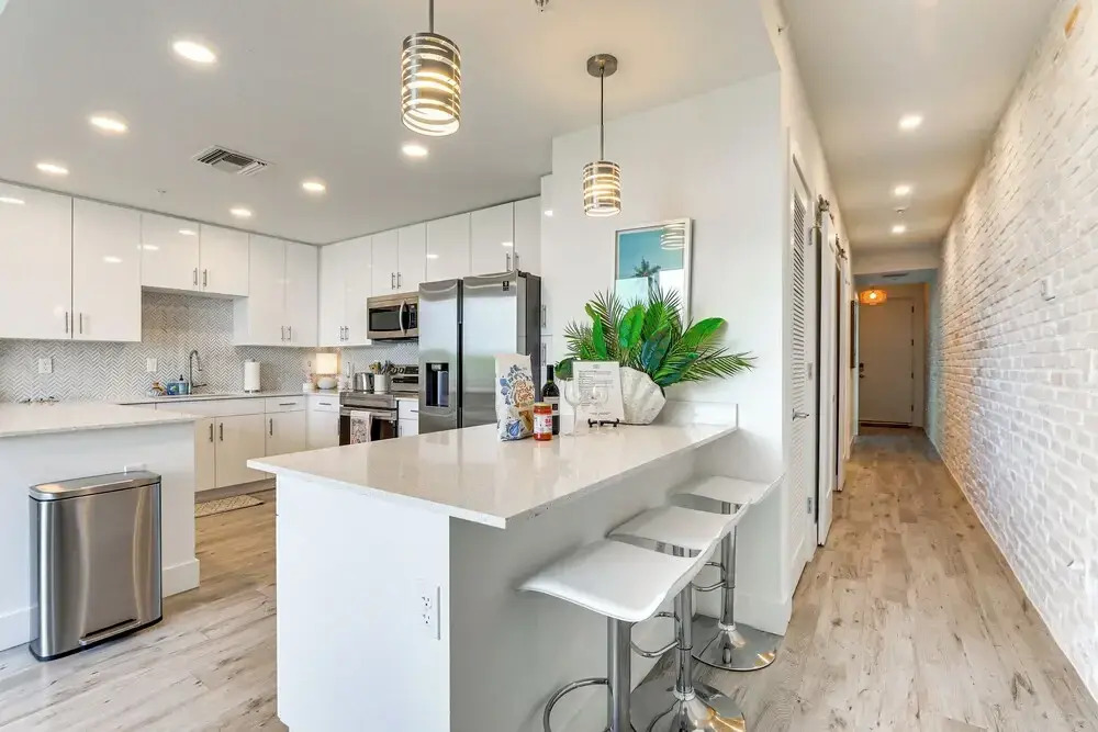 Chic Sarasota Condo w/ Balcony: 2 Mi to Beaches!