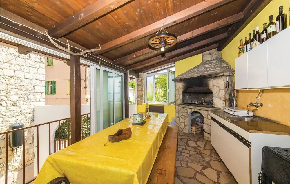 Nice Home in Kastel Kambelovac With Wifi and 4 Bedrooms