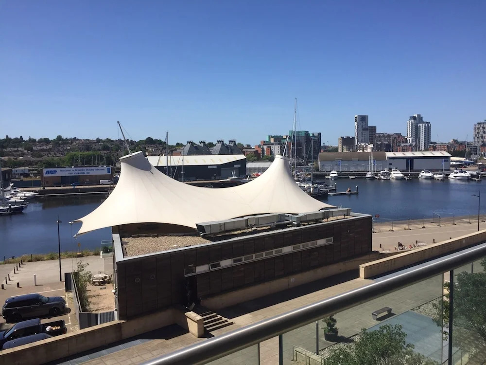 2 Bed 2 Bath Waterfront Views Parking 4th Flr