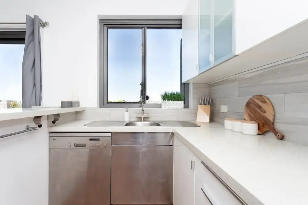Beachside Apartment with Stunning Views & Parking