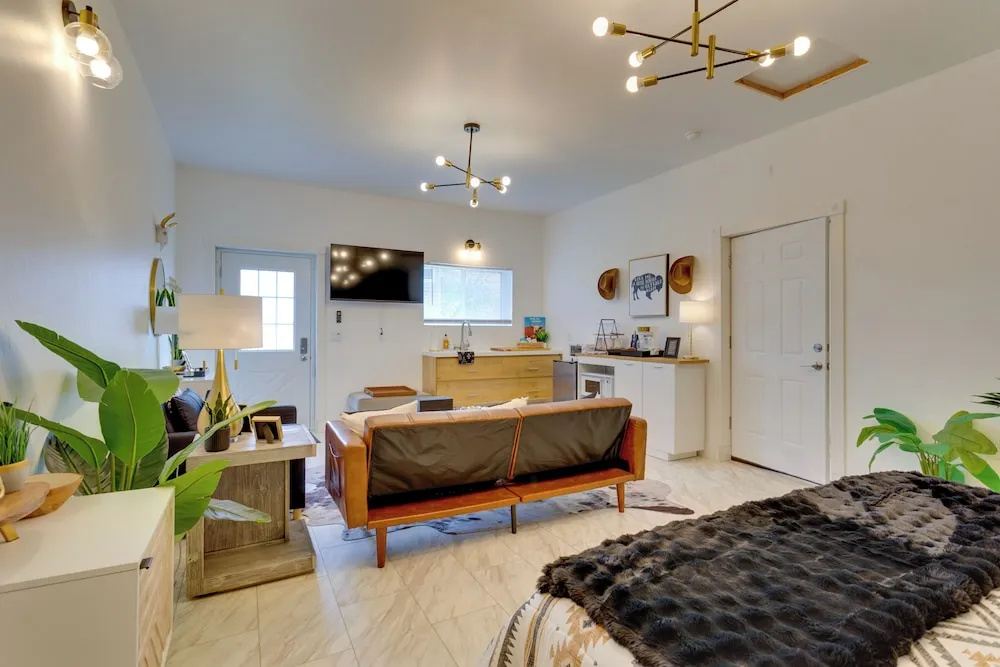 1 Mi to OU! Sleek Guest House w/ Gas Grill