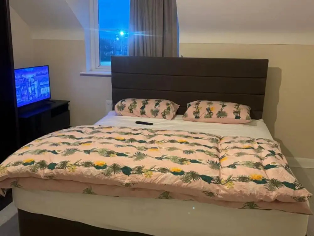 Komegloba Mega room, Moston Station