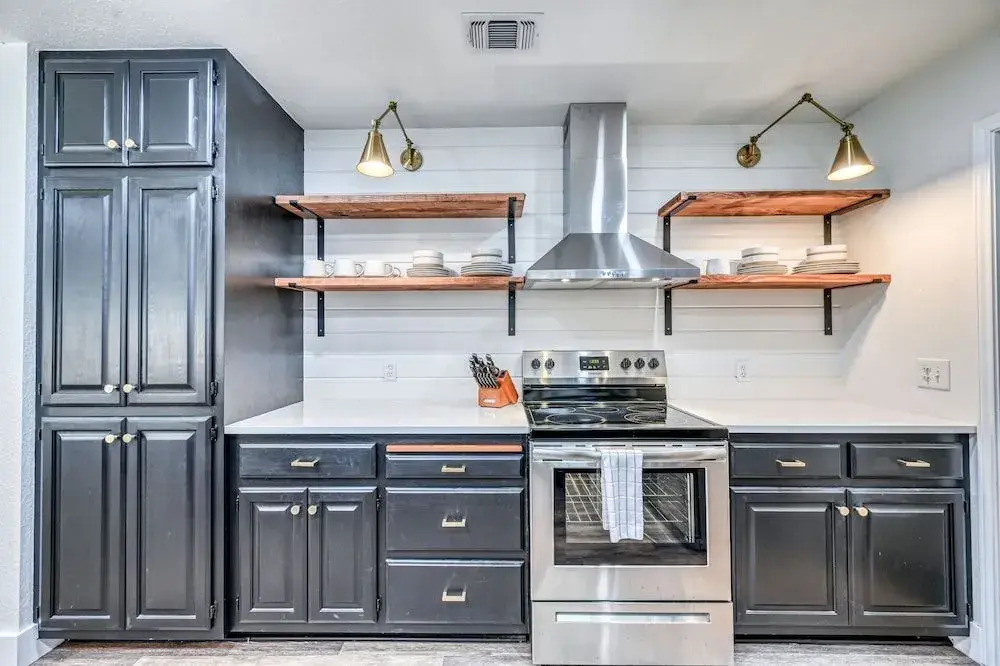 Modern Luxurious Home Near Main W/hot Tub-firepit!