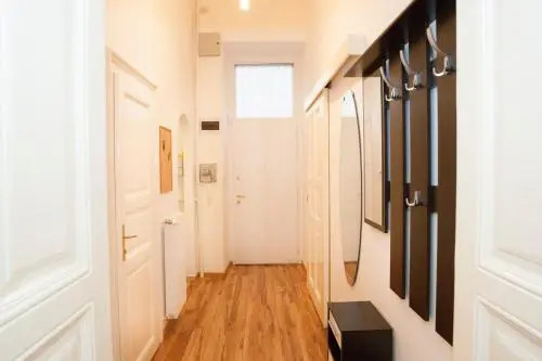 Charlotte Apartment Close to Opera