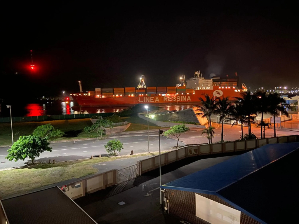 uSHAKA WATERFRONT - LUXURIOUS LAVISH LOOKER