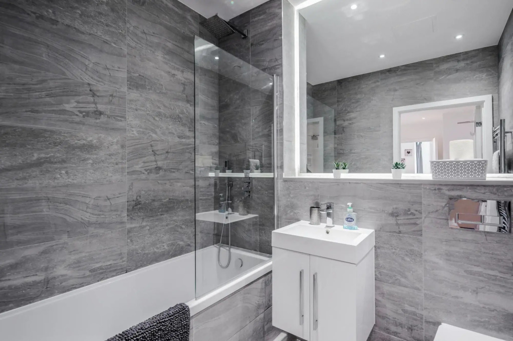 2 Bedroom Luxury St Albans Apartment - Free WiFi with Netflix & Parking. The property sleeps 6