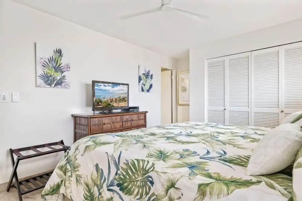 Kihei Beach, #406^ 1 Bedroom Condo by RedAwning