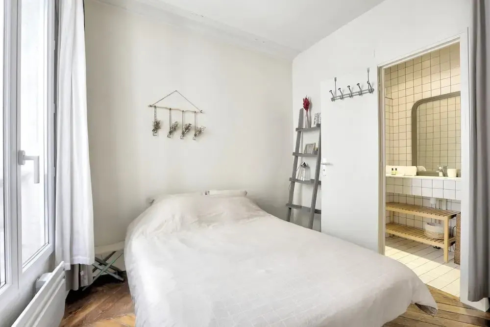 Classy and Cosy 1-bedroom Ensuite, 2min Walk From Cadet Metro