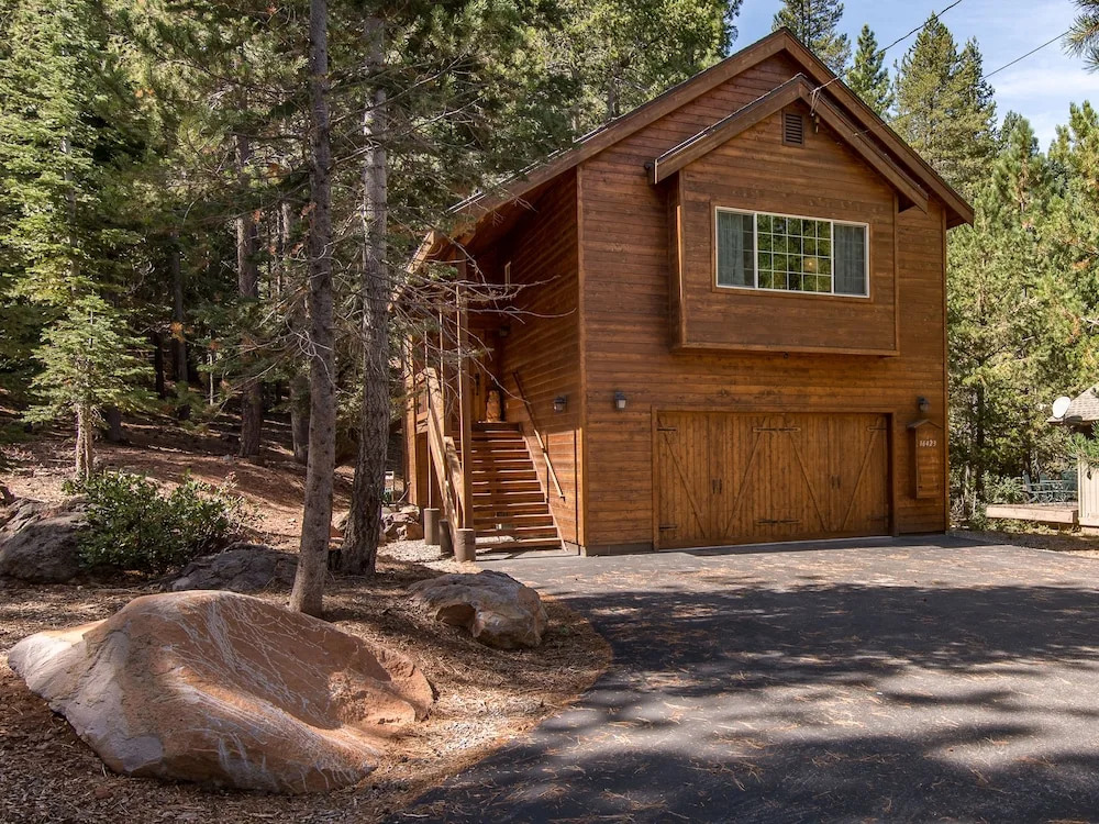3br W/ Hot Tub, Fireplace, & Grill 3 Bedroom Home