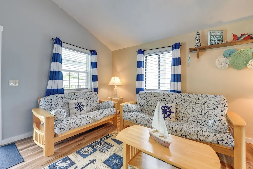 Sun, Sand & Smiles! Ocean Isle Apt w/ Balcony