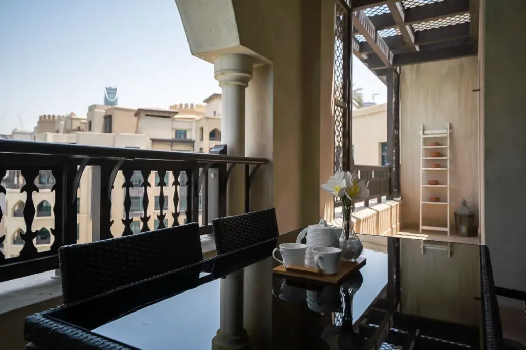 Glamorous Arabian flat with views to Burj Khalifa
