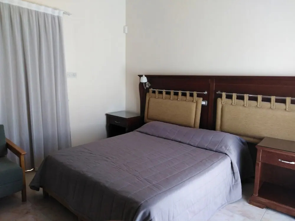 Huge ! Lovely! Private! Villa in The Heart Of Coral Bay! Car Not Essential !