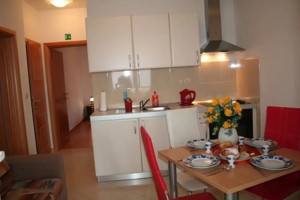 Central - 40m From the Beach - A2