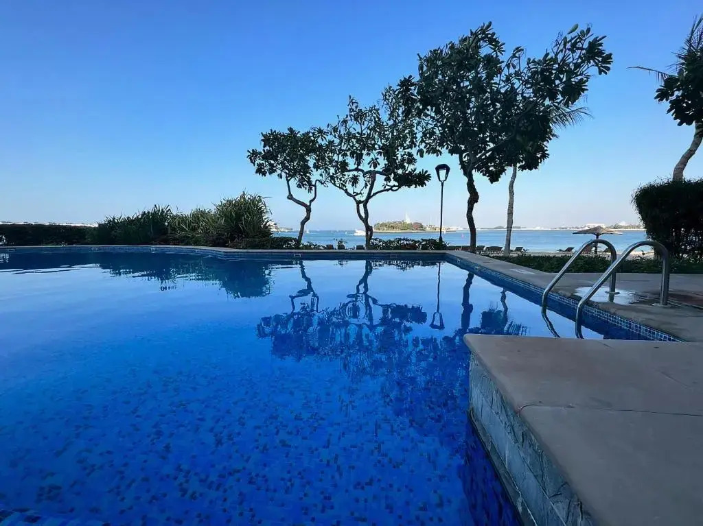 2BR ON PALM JUMEIRAH SHORELINE 12 - Pool & Beach Access