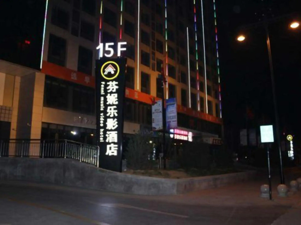 Fenni Music Video Hotel