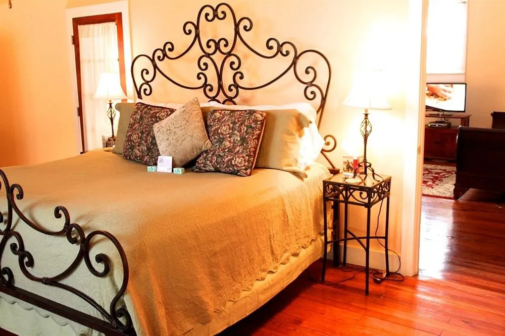Evas Escape at Gardenia Inn