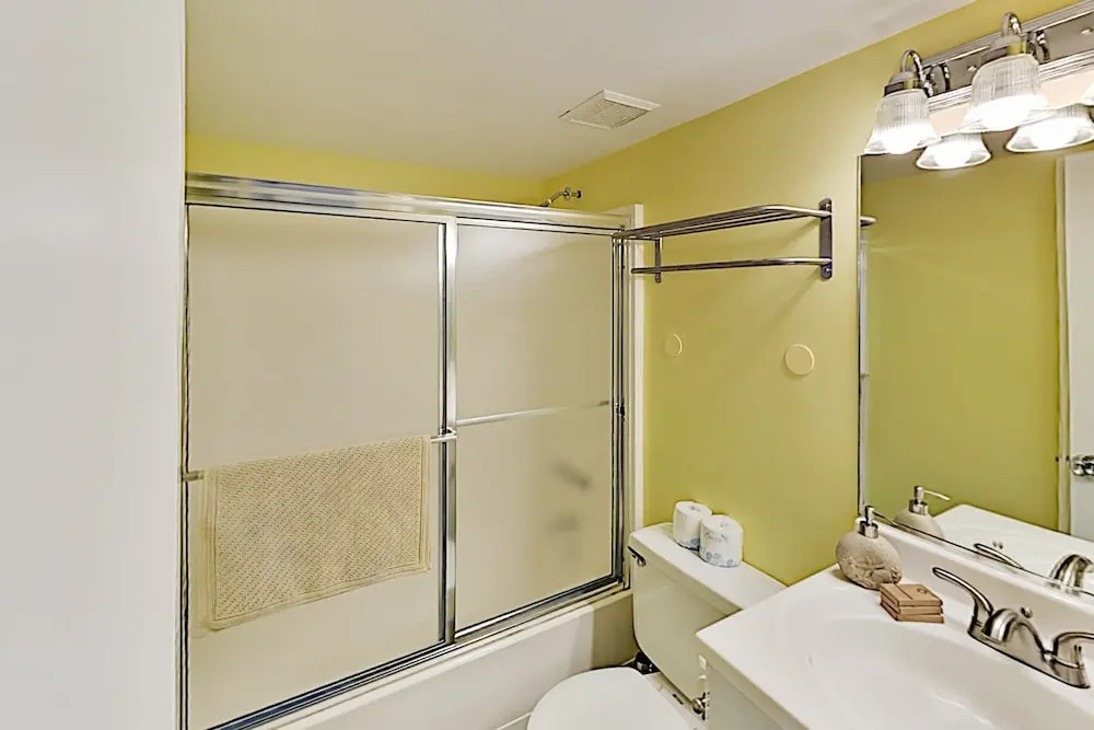 Updated End Unit W/ Ocean Views - Pools, Cinema 2 Bedroom Condo