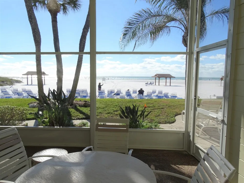 24 Aloha Kai 2 Bedrooms 1 Bathroom Apts
