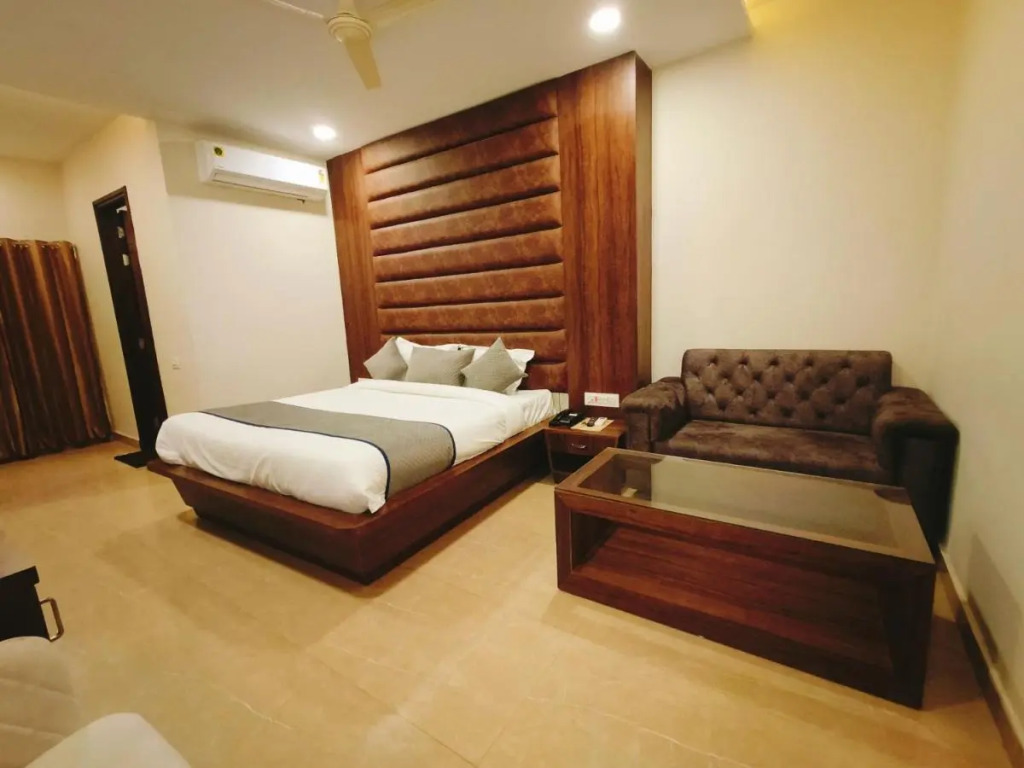Hotel Diamond Creek ,Near Railway Station