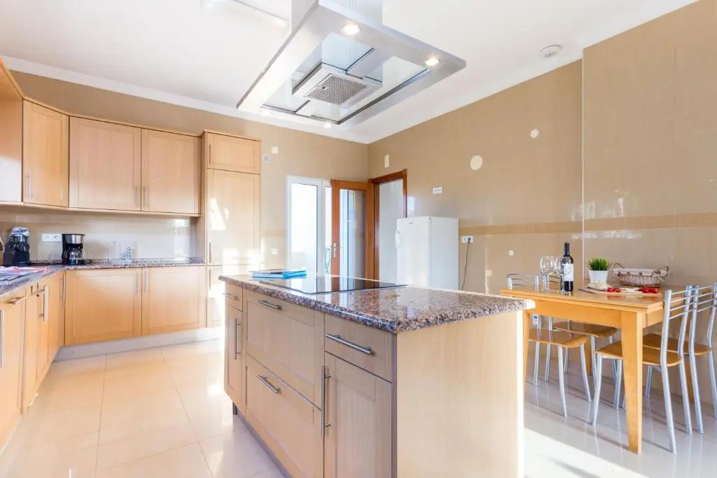 CoolHouses Algarve Luz, 5 bed villa & pool, Casa N