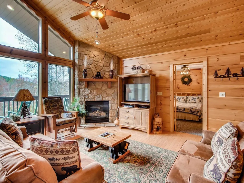 Bearadise 4 Bedroom Cabin by RedAwning