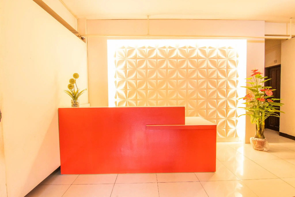 OYO 578 Red Velvet Suites Vaccinated Staff