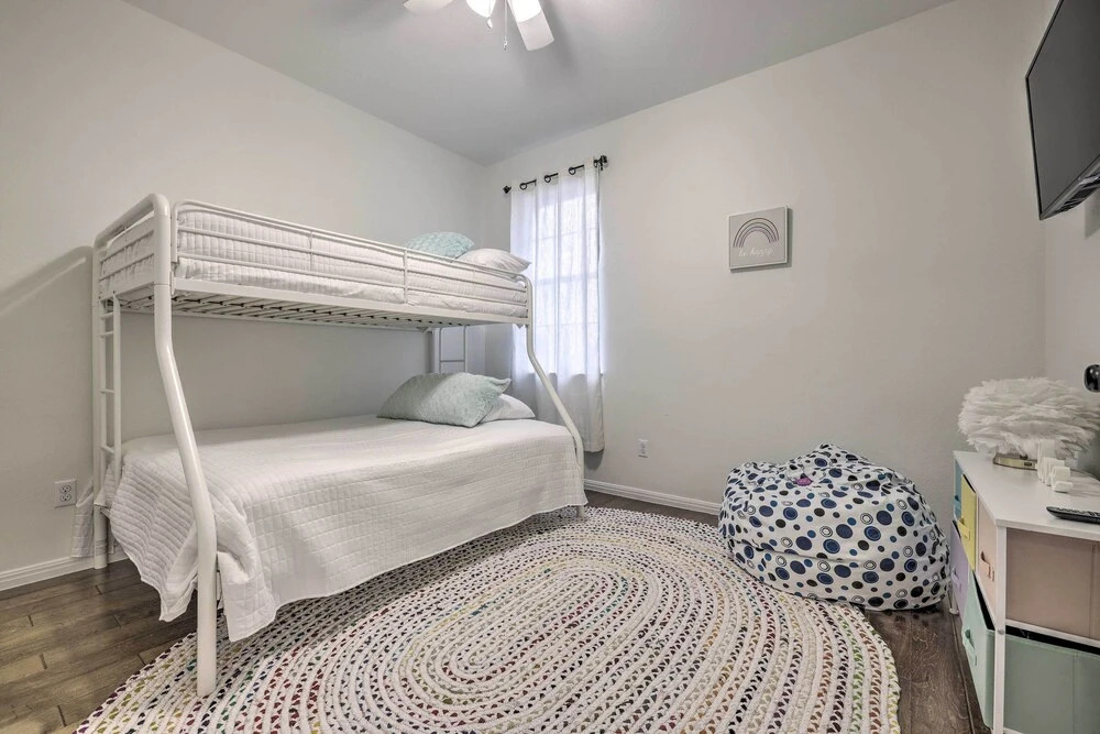 Gorgeous Luxury Home With Hot Tub Just 3 Miles to Dtwn