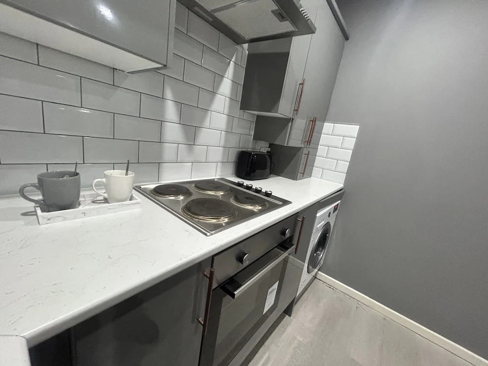 Private Luxury Apartment - Free Parking & Wi-fi