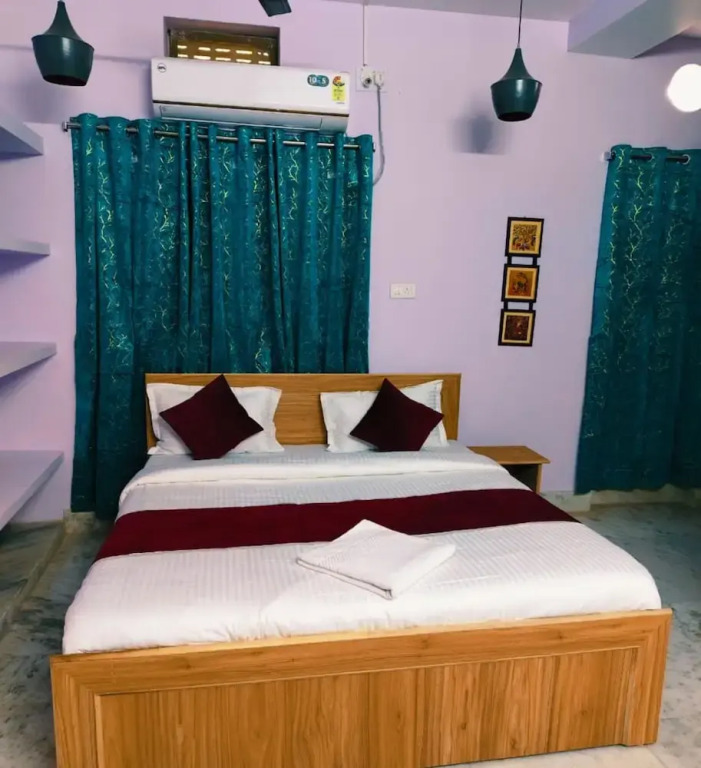 Goroomgo Rail View Guest House Puri
