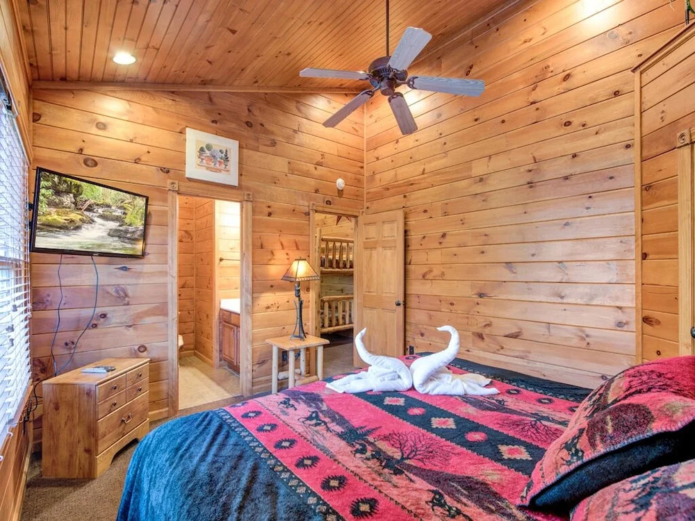 The Great Escape II 5 Bedroom Mountain View Home with Hot Tub