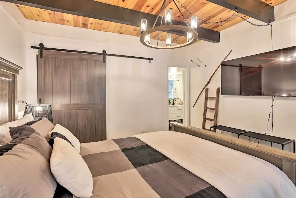 Modern Cabin w/ Game Room & Deck, Near Skiing