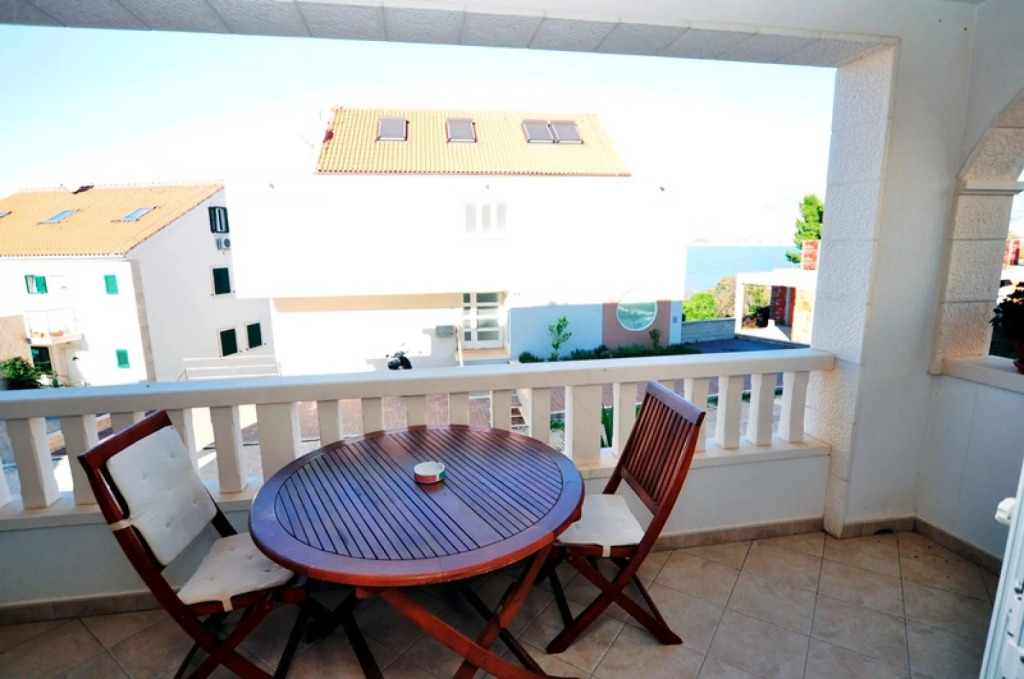 Apartment Pava - beautiful terrace & parking: A1 Postira, Island Brac
