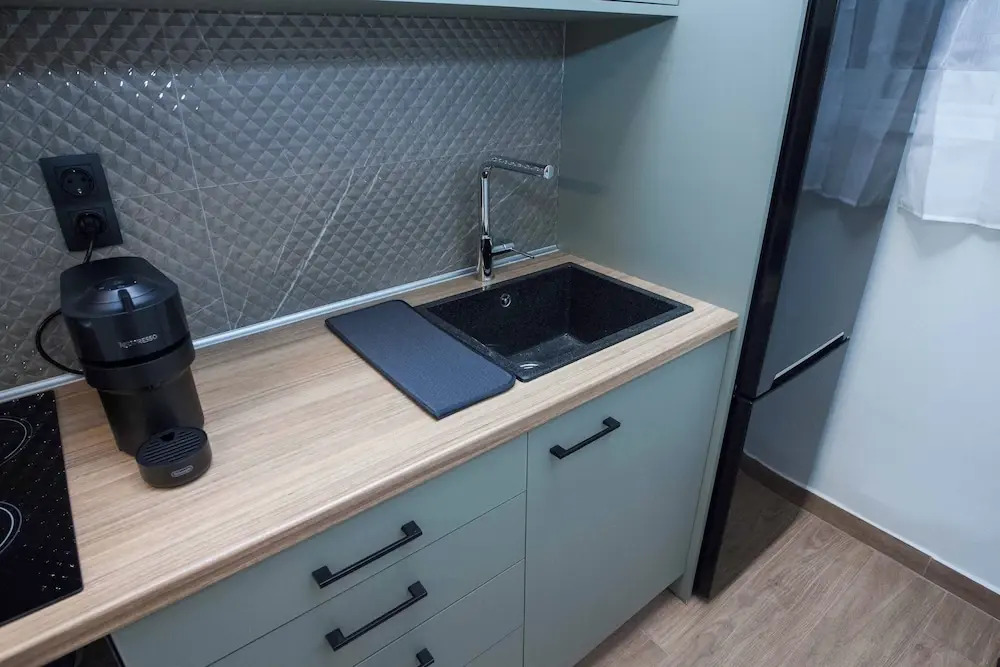 Fresh Modern 1 Bd Apt in Vibrant Patisia