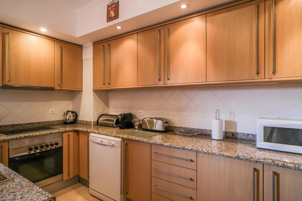 Top-floor 2 BR holiday home with sea view and pool