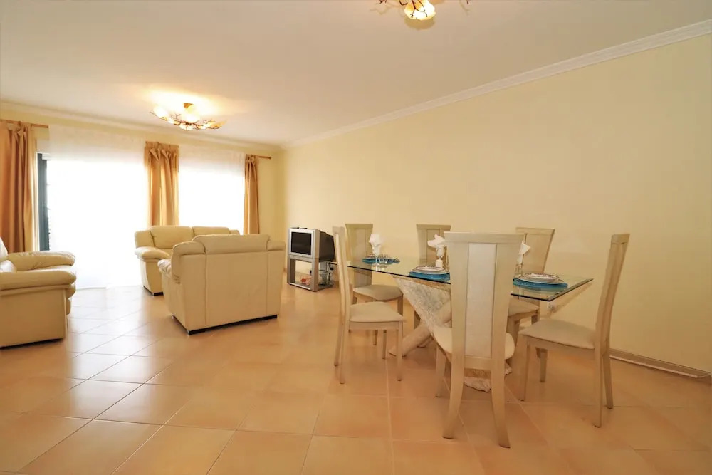 Lovely 2 -bedroom Vacation Apartment In Quarteira