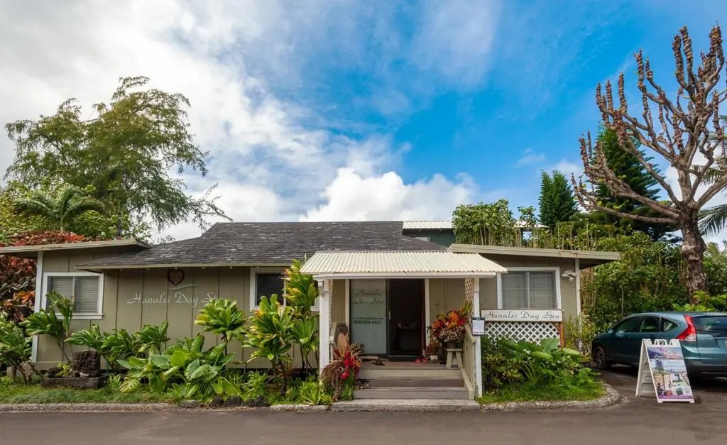 Hanalei Colony Resort E1: intimate beachfront resort in Haena, steps to sand!