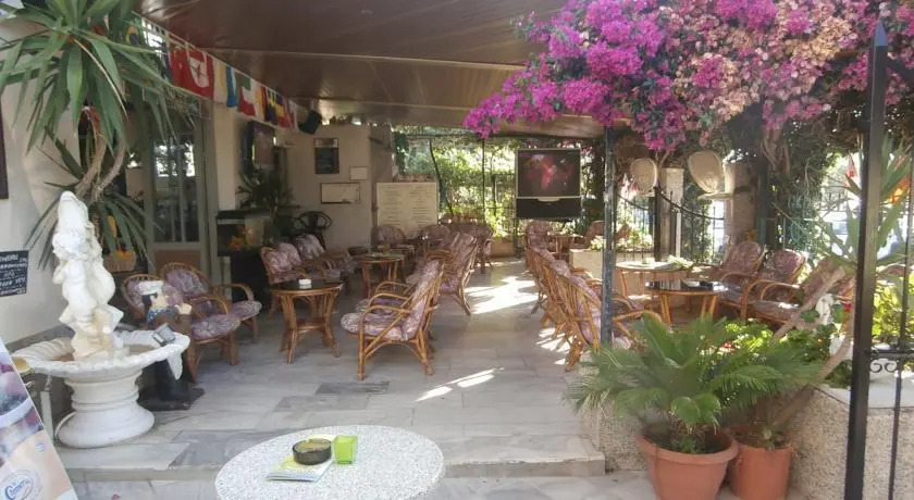 Harrys Bar & Apartments 2