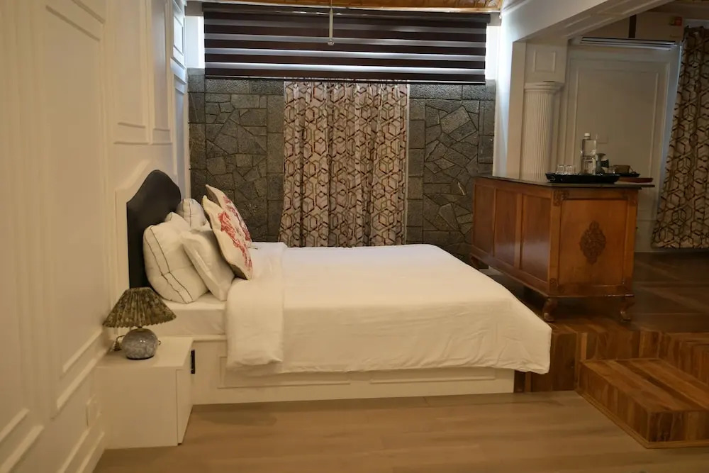 Tree of Life Lakeside Cottage, Srinagar