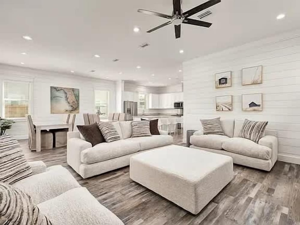 Costal Style 3-story W 7BR and Near the Beach