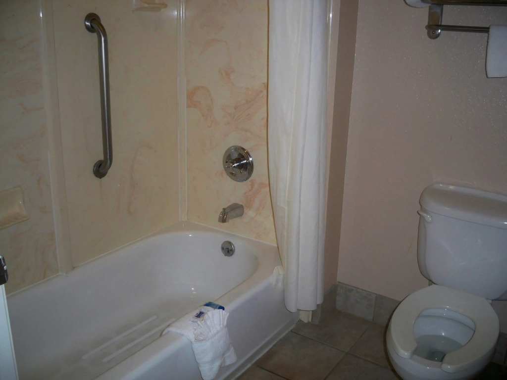 Econo Lodge Inn & Suites