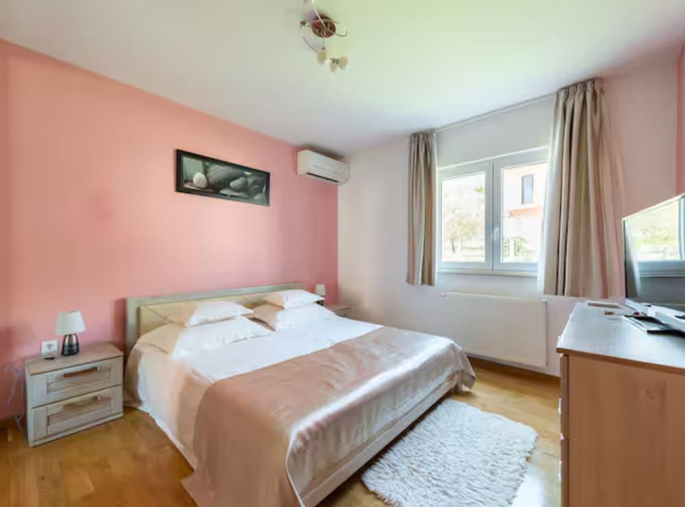 Villa Ana with Outdoor Pool, Sauna and Hot-Tub