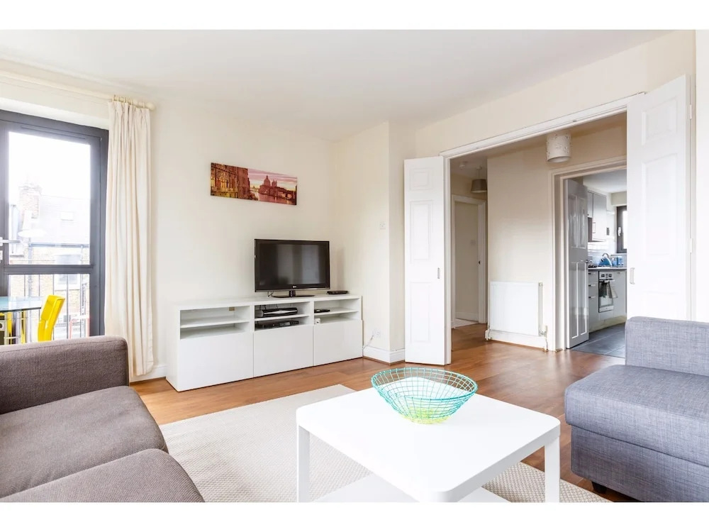 Central Flat in Londons Battersea Sleeps 6