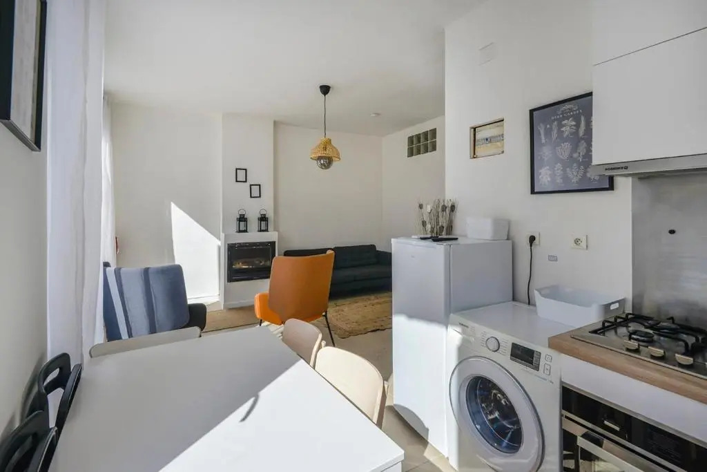Chic And Modern Apt 5 Min From the Beach