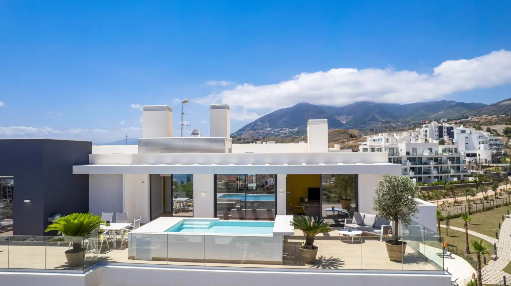 Yara In Fuengirola With 3 Bedrooms And 2 Bathrooms